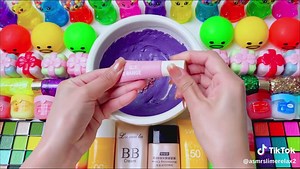 Cómo hacer slime glossy: mezcla de maquillaje y glitters