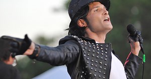 Corey Feldman does Michael Jackson impression at Limp Bizkit show