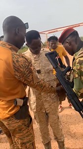 🔴 #Vidéo : Ce matin, j’étais sur le terrain pour un tournage de clips vidéo, accompagné de mes frères et sœurs d’âme, Natou Baswidga et Bark-Biga. Tandis que nous capturions ces instants de beauté et de résilience, une pensée m’a traversé l’esprit : « Ai-je encore l’âge pour m’engager et servir mon pays au sein de l’armée ? » Je rends hommage à nos FDS et à nos VDP, ces hommes et ces femmes courageux qui, chaque jour, sacrifient leur confort et parfois leur vie pour que notre Burkina Faso retro