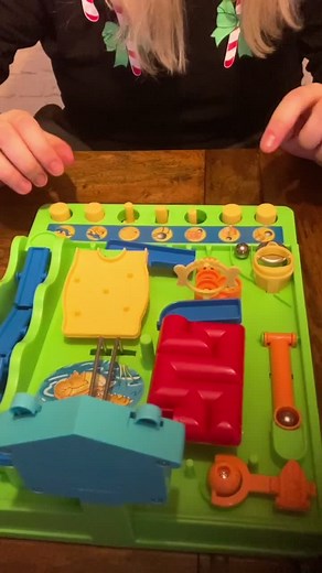 Anna O'Mara Sets World Record completing Screwball Scramble in 33.85 seconds