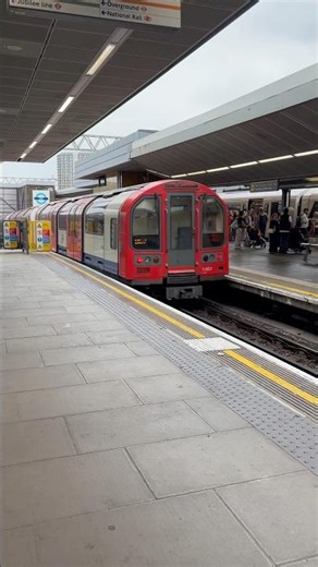 Central Line: Departing From Stratford | #train #trainspotting