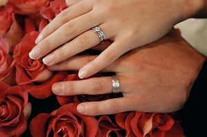 The Golden Marriage Carriage Offers Free Weddings on Valentine’s Day