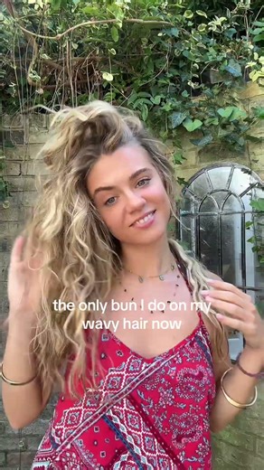 why do wavy hair buns always go flat or frizzy… 😭 this is the only way I’ve found that actually
