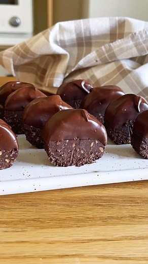 syun cooking on Instagram: "【材料4つ】焼かない！ チョコレートクッキー作り方！ ◯作るポイント ※好みに合わせて砕く。 ※ムラのないように混ぜる。 ※しっかりと冷やし固める。 ※均等の大きさに切り分ける。 ◯動画のポイント ・材料4つ！ ・卵なし！ ・小麦粉なし！ ・混ぜて冷やすだけ！ ［レシピ］ 材料 ◯チョコクッキー ・クッキー 150g ・ココア20g ・無塩バター30g ・牛乳50ml 1.クッキーを細かく砕く。 2.ココアパウダーを入れて混ぜる。 3.無縁バターを00wの電子レンジで1分加熱して溶かす。 4.クッキーに入れてよく混ぜる。 5.牛乳入れてよく混ぜる。 6.ラップに包んで、筒状に伸ばす。 7.冷蔵庫で3時間冷やし固める。 8チョコレートを500wの電子レンジで1分加熱して混ぜる。 9.冷やしたクッキーを1cm幅にカットする。 10.チョコレートをコーティングする。 material ◯Chocolate cookie ・Cookie 150g ・20g of cocoa ・30g butter ・Milk 50ml #簡単レシピ #簡