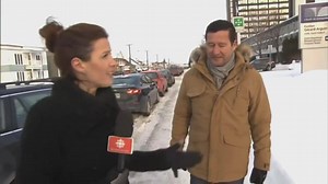 VIDÉO - L'humoriste Dany Turcotte parle avec émotion de son ami et collègue Dominique Lévesque, mort mardi au Honduras. Avec la journaliste Mélanie Patry Radio-Canada, il revient au Cégep de Jonquière où leur amitié est née. | ICI Saguenay–Lac-Saint-Jean