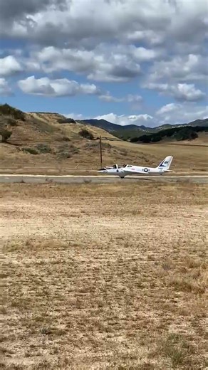 Fox Sailplane Landing After Aerobatics at Sky Sailing | Fast Stable Glider Approach