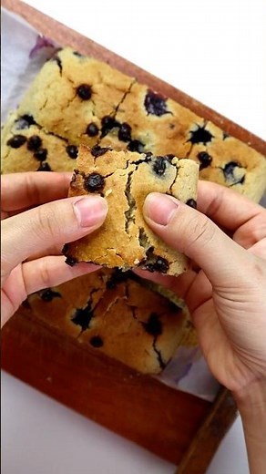 Literally in love with these blueberry blondies! 😍 *CLICK FOR RECIPE*