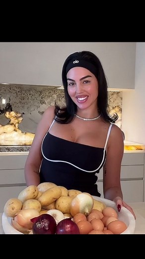 Georgina Rodríguez on Instagram: "Georgina Rodriguez surprises us with cooking content Via Tiktok!😍👩‍🍳 who else is planning to try this dish?"