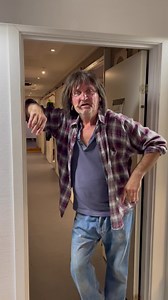KOM MED TIL ÅRETS SIDSTE FORESTILLING Det er svært at spore begejstring hos Johnny Madsen, men han kan trøste sig med, at Cirkusrevy-sæsonen 2023 snart er ved vejs ende. Den 3. september klokken 18 runder vi en fantastisk revysæson af med en ekstraforestilling - og du kan komme med til årets sidste forestilling! Læs mere og køb billet på www.cirkusrevyen.dk Er du klar til den store finale på årets Cirkusrevy? | Cirkusrevyen