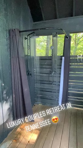 Riverside Outdoor Showers: A Luxury Couples Retreat in Tennessee