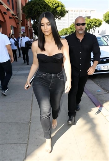 “Fans barely recognized her.” Kim Kardashian just ditched her signature dark hair for bouncy blonde curls—and the internet is losing it 💁‍♀️🔥 See her dramatic new look in the comments👇 | Amazing Stories