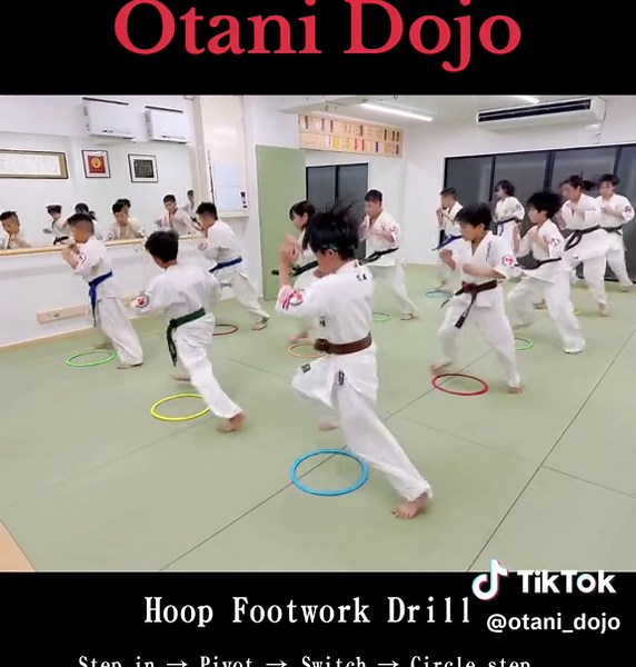 フープ・フットワーク・ドリルと空手トレーニング