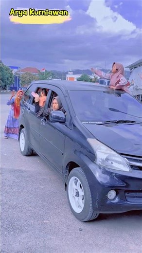 BANTU NENEK LIKE DAN SUBSCRIBE,NENEK DORONG MOBIL #shorts