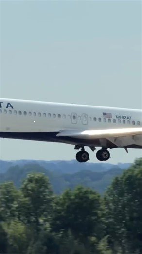 Smooth as Butter! Delta 717-200 Greases the Landing in enemy territory at CLT ✈️
