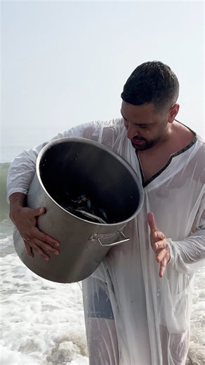 908K views · 27K reactions | 呂 Don’t think for one second that our crabs aren’t the freshest around! Chef Tony risks his life to ensure our blues are the best around!  #Seafood #Crabs #Jeep #CTE #SlightlyConcussed | Jimmy's Famous Seafood | Facebook