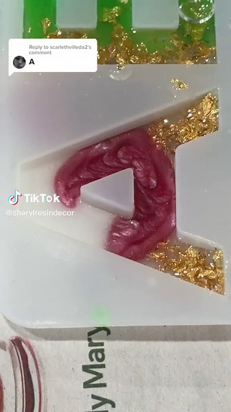 Replying to @scarlethvilleda2 thanks for watching 😊#request #resinpour #diy #satisfying #keychain #smallbusiness #femalebusinessowner #handmadekeychains😍 #handmadekeyrings