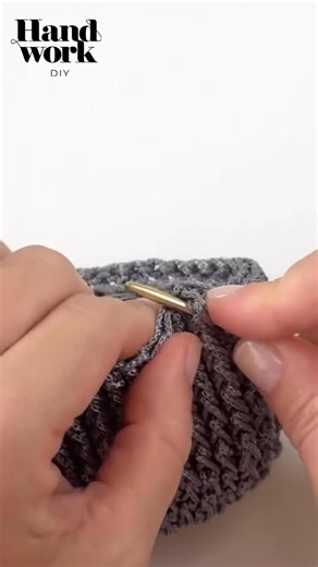 No te pierdas este tutorial Bolso crochet elegante 🩶 #comohacercrochet #ganchillo #texturacrochet #crocheting #manualidades #crochet #tejercongancho | HandworkDiy