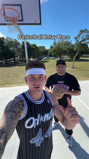 Intensa Carrera de Relevos de Baloncesto