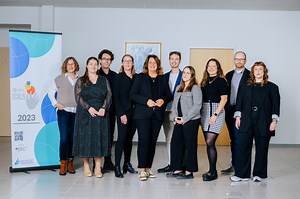 💡💻 Ergebnisse internationaler Vergleichsstudie zu digitalen Kompetenzen von Schüler*innen zeigen Handlungsbedarf in Deutschland: Gemeinsam mit dem Bundesministerium für Bildung und Forschung sowie der Kultusministerkonferenz stellt UPB-Professorin Birgit Eickelmann heute die Ergebnisse der Schulleistungsstudie ICILS 2023 vor. Im Fokus stehen die digitalen Kompetenzen von Schüler*innen und das schulische Lernen und Lehren mit digitalen Medien. 🧑🏻‍🏫 Die Ergebnisse zeigen: Digitalisierungsbasi