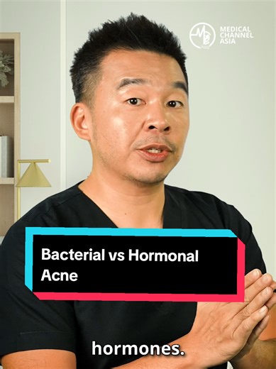 Ever noticed your skin breaking out right before your period? Or maybe one pimple turns into a whole cluster overnight? 🫠 All acne is a mix of hormones and bacteria, but the main trigger makes a difference! Hormonal acne flares up before your period or during puberty due to oil production triggered by hormones, often appearing around the jawline and cheeks. Bacterial acne, on the other hand, starts with one pimple and spreads as bacteria multiply, leading to clusters of breakouts. In this video