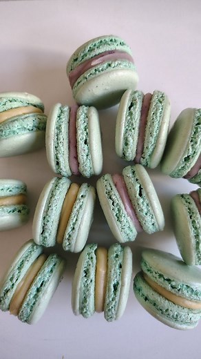 Macarons Ganache de frutos rojos con corazón de mermelada de frutos rojos Ganache de chocolate blanco | Mane's | Facebook