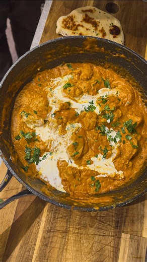 Kim - Norfolk Supper Stories 💛 on Instagram: "Whilst Christmas (and everything about it, especially the food) is elite… I don’t want to see a brussel or a parsnip for at least a week 😂. Your girl needed some spice in her life 🌶️ (…although unfortunately not too much spice, because it also had to pass the taste test of a very beige-paletted 4yr old 😂)! So instead of a Sunday roast, we went for a Chicken Makhani…as this one never lets us down. Comforting, cosy, and just spicy enough to feel ex