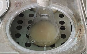 利用蒸馏法检测两组锥形瓶中酵母菌培养液中是否含有酒精 (实验过程)