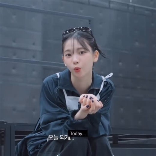 KARINA INFORMATION 🇮🇩 on Instagram‎: "Staf: Hari ini kamu kelihatan kayak berang-berang laut Karina: Gak. Aku dandan dengan gaya keren 😎 Staf: Guru olahraga vibes nya kaya pt gym 😭 - - - - ᯓ ✈︎ ᯓ ✈︎ s͎o͎u͎r͎c͎e͎ > sunshine_080507 ===============♡================ ꧁•⊹٭𝚔𝚊𝚛𝚒𝚗𝚊𝚊𝚒𝚗𝚏𝚘٭⊹•꧂ •••••••••••••••••••••♡••••••••••••••••••••• ❤️ Like 💬 Comment ᯓ ✈︎ f͎o͎l͎l͎o͎w͎ > @katarinabluu @karinaainfo ᯓ ✈︎ W͎r͎i͎t͎t͎e͎n͎ 📝 by Minkar: 🐈‍⬛ •••••••••••••••••••••♡••••••••••••••••••••• #KARINA #