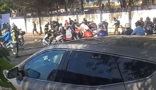 Flammes et fumée sur la route de Pompier : une voiture ravagée par le feu ( vidéo)