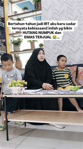 Titi Nursanti on Instagram: "Save dulu postingan ini biar gak ketinggalan infonya ya. Sebagai seorang istri rasanya hancur banget, bertahun-tahun berumah tangga tapi yang dihadapi hanya utang dan utang. Hampir seluruh emas terjual hanya untuk nutupi utang yang gak ada selesainya. Tabungan gak pernah ada. Sampai akhirnya aku bertekat untuk stop dari utang dan ternyata masalah utamanya bukan cuma soal kurang uang. Tapi karena ada 10 kebiasaan buruk yang bikin kita makin tenggelam. 1. Selalu mengel