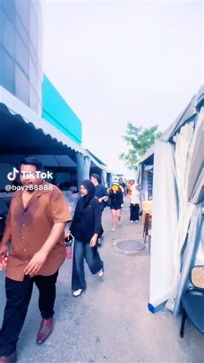 More Design on Instagram: "😱 早上5点在外排长龙是有原因的！ 不是免费送，也不是作秀! 是 More Design 疯狂大促销 真的太夸张！🤩🤩🤩 🪑 家具 RM1 起抢！ 🔥 现场直接爆满 🛒 推车一台比一台满 老板看到人潮直接加码👇 ✅ 周六再 Top Up 100 units ✅ RM10 & RM50 超值 Deal 📅 20/12 - 25/12｜先到先得 👉 想抢 RM1 家具？ 记得关注 More Design， 错过真的会后悔！"