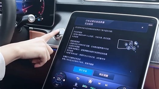 上车启动车机，自动连接手机无线互联，便捷操作导航与音乐，提升驾驶体验。
