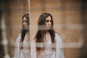 Dodie hace catarsis emocional en su primer disco: Build a Problem