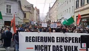 #Lokalaugenschein bei der Corona-Demo: Die Stimmung ist aufgeheizt. Die Message der Protestanten deutlich: https://bit.ly/314vrlY | 5 Minuten Graz