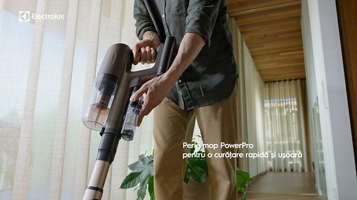 1.6K views · 230 reactions | Aspiratorul vertical Electrolux Seria 800, cu mop PowerPro integrat, îndepărtează eficient lichidele și murdăria persistentă cu ajutorul lavetelor sale rotative. Descoperă un aspirator puternic și adaptabil, conceput pentru stilul actual de viaţă, pentru o casă curată și igienizată: https://www.electrolux.ro/vacuums-home-comfort/vacuum-cleaners/stick-vacuum-cleaners/cordless-sticks/ep81b25wet/ | Electrolux | Facebook