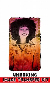 ❤️ Take a peek inside the @gelliarts Image Transfer Kit - the all-in-one set for creating stunning “must be magic” gel print transfers! 🖌️ @birgit_koopsen is unboxing hers and showing you exactly what’s inside - perfect for beginners and experienced printers alike. Inside you’ll find: 🔴 3x5” Gelli Arts® printing plate 🔴 4” roller 🔴 5 laser printed images to transfer 🔴 1 bottle of black acrylic paint for transfers 🔴 6 tester colors of acrylic paint craft sticks 🔴 Yarn 🔴 Punchinella (sequi