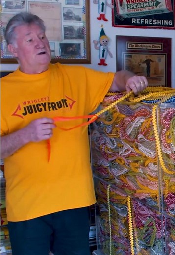 Longest gum wrapper chain ⛓️🍬 32,555.68 m (106,810 ft) by Gary Duschl 🇺🇸