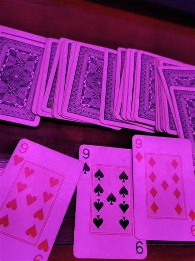 Esses momentos também acontecem por aí?! 😳 Hoje encontrei meu baralho antigo, é uma boa opção para treinar os arcanos menores (embora não tenha as cartas do cavaleiro 🤷🏻‍♀️) Às vezes a espiritualidade encontra uns jeitos diferentes de falar com a gente. 999 🔮🌙 Para tiragens particulares, agendamentos na DM! ✨ . . . . . #fyyy #tarot #intuicao #cartas #destino