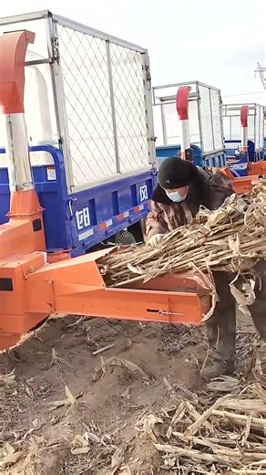 Mobile diesel-powered tricycle chaff cutter