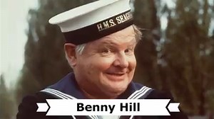 Heute wäre der 96. Geburtstag des britischen Komikers und Sängers † Benny Hill (eigentlich Alfred Hawthorn Hill). Geboren am 21. Januar 1924 in Southampton und gestorben am 20. April 1992 in Teddington, London. Alfred Hawthorne, genannt Benny Hill, wuchs in den Wirren des Zweiten Weltkriegs in Großbritannien auf. Schon als Teenager hatte er den brennenden Wunsch, als Komiker und Schauspieler den Menschen ein Lächeln zu schenken. Während des Krieges musste sich Benny Hill jedoch mit verschiedenen
