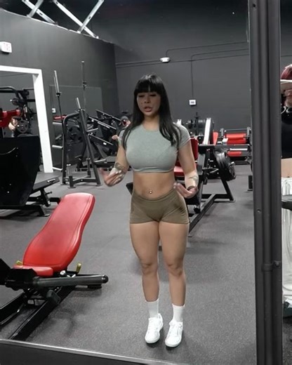 TABI 🐉 on Instagram: "Take your creatine, then spend the next 72 hrs on my modded Minecraft server :3 The progress pic has about 4 years between and 30-40lb difference. More legday workouts on Reels and Toks @/tabi.fit . . . #outfitinspiration #workouttips #gluteworkout #transformation #transformationtuesday #gymtransformation #gymgrind #gymgear #gymgains"