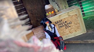 Houston couple builds life-size pirate ship to put in front yard for Halloween