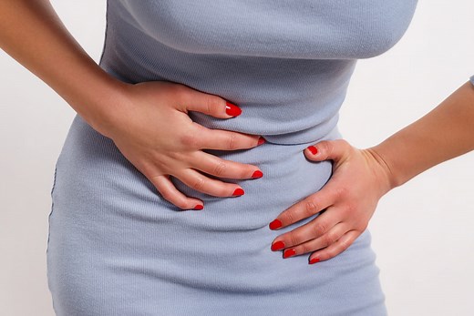 Colique de l'adulte : symptôme, durée, soulager les douleurs