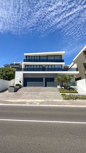 ON AUCTION MODERN 5 BEDROOM HOME WITH SEA VIEWS - BLOUBERGSTRAND, CAPE TOWN 📍32 Sir David Baird Drive, Bloubergstrand, Cape Town Modern home in Bloubergstrand boasting spectacular sea and mountain views. Property Features: ✅ ERF SIZE: 525 m². ✅ 5 bedrooms all en-suite. ✅ Modern, open-plan and ideal for entertaining. ✅ Modern kitchen with built-in appliances, Caesar Stone countertops & separate scullery. ✅ Built-in braai & private swimming pool. ✅ Triple car garage. ✅ Spectacular views. Located 