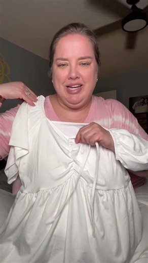 This plus size sweetheart neckline top is giving cute and comfy