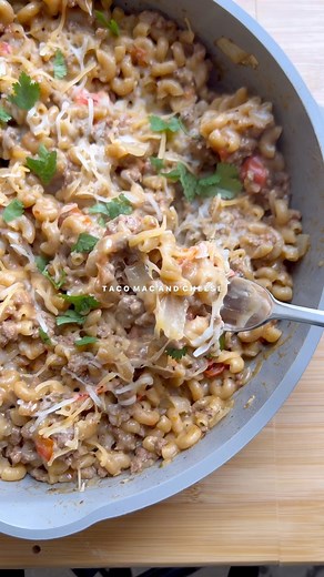 Chelsea Collins on Instagram: "taco mac and cheese!!! 1 pound lean ground beef 1 cup white onion, chopped, 1 cup cherry tomatoes, chopped 1 tablespoon minced garlic 2 tablespoons taco seasoning 2.5 cups uncooked whole wheat macaroni 1 cup water 2 cups beef broth 2 cups light shredded mexican cheese In a large pan or pot, heat olive oil over medium-high heat. Cook onions and garlic until onions are soft. Add ground beef and 1 tablespoon taco seasoning and cook until browned. Drain grease and add 