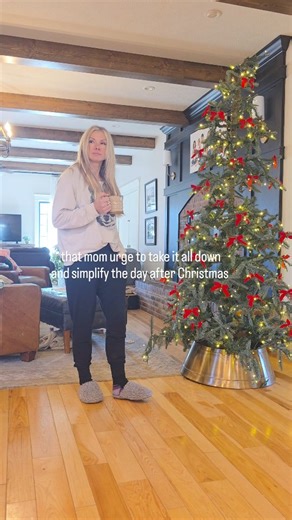 TᕼE ᗷᖇᗩᗪᒪEY ᗷᑌᑎᑕᕼ | Anyone else?? 🙋🏼‍♀️🎄🤩 When do you take down your tree? | Instagram