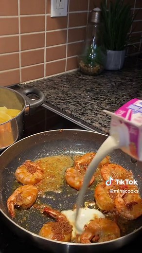 Pâtes crémeuses aux crevettes 🍤 • 1càs de beuure, 8 gousses d’ail émincé , sel, pouvre, cury, curcuma, persil séché, épices cajun , 2càs de parmesan, 2 càc de coulis de tomates crevettes, environ une tasse de crème et 1100ml d’eau de cuisson des pâtes #cuisine #cooking #food #foodtiktok #fyp #foryou #foryoupage #recetterapide #recettesimple #recetteetudiante #recetteetudiant #cuisinesimple #cuisinerapide #algerie #kabyle #paris #france #lyon #mtl##montral#mtlfyp #foodie