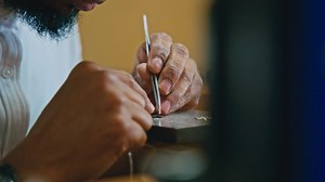 ✨ Mzuri Sana vous souhaite de joyeuses fêtes ✨ ✨ Le filigrane, art du temps et de la précision✨ Chaque détail est façonné avec patience, chaque création raconte une histoire. Offrir un bijou Mzuri Sana, c’est transmettre le privilège d’un savoir-faire d’exception, pensé pour traverser le temps et sublimer les instants précieux. Disponible dans vos points de vente : 📍 CC Baobab – CC Carrefour – Labattoir 🔗 mzurisana.fr #MzuriSana #Bijoux #Filigrane #SavoirFaire #Fetes #Luxury #mzurisanamayotte 