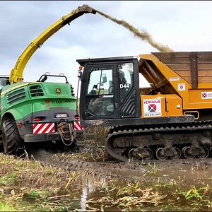 Oh no😢🚜,Harvesting maize in this situation is so difficult 🌾💧 #maizefarming #maizeharvest #maize #bigmachines | Big Machines